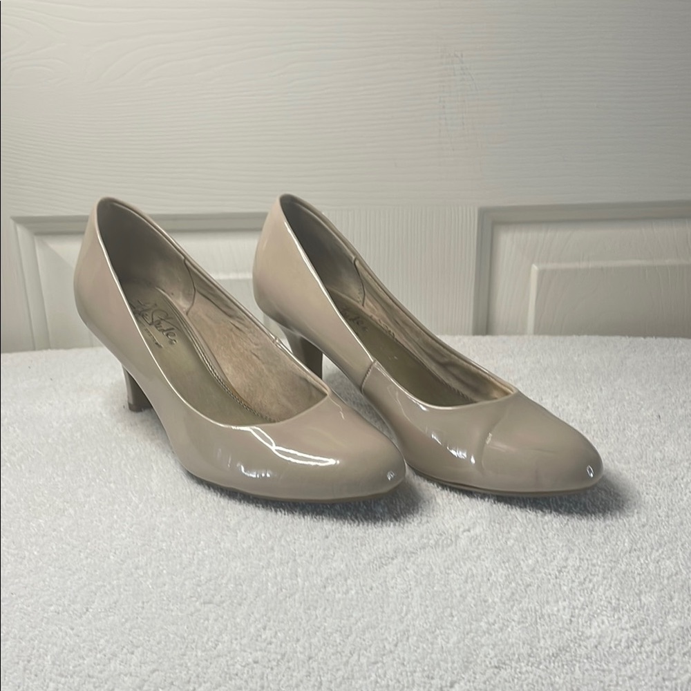 Life Stride Nude Pumps